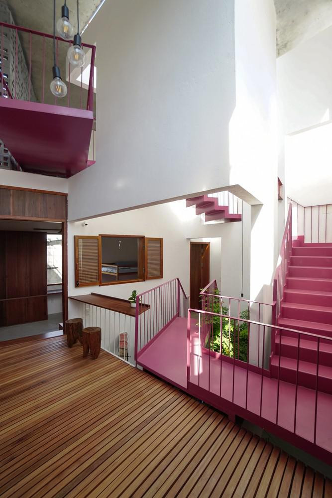 Tất cả các không gian bên trong được gắn vào một bức tường lõi xoáy vào bên trong theo chiều dọc và được kết nối với nhau thông qua các đường giao thông đan xen chạy quanh bức tường lõi.