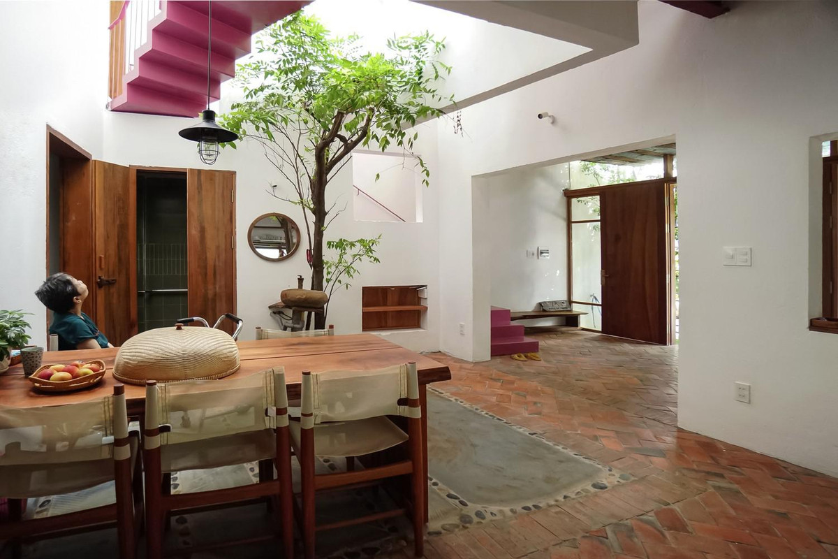 Khu bếp gắn liền với giếng trời là trái tim của căn nhà, là nơi gắn kết mọi thành viên trong gia đình thông qua các hoạt động sinh hoạt.