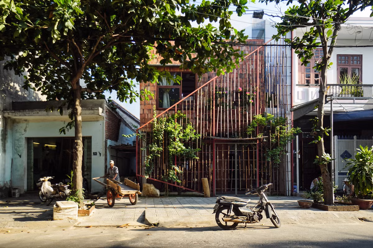 Nằm trong một khu đô thị đang phát triển ở Đà Nẵng, ngôi nhà được thiết kế dành cho một gia đình 3 thế hệ.
