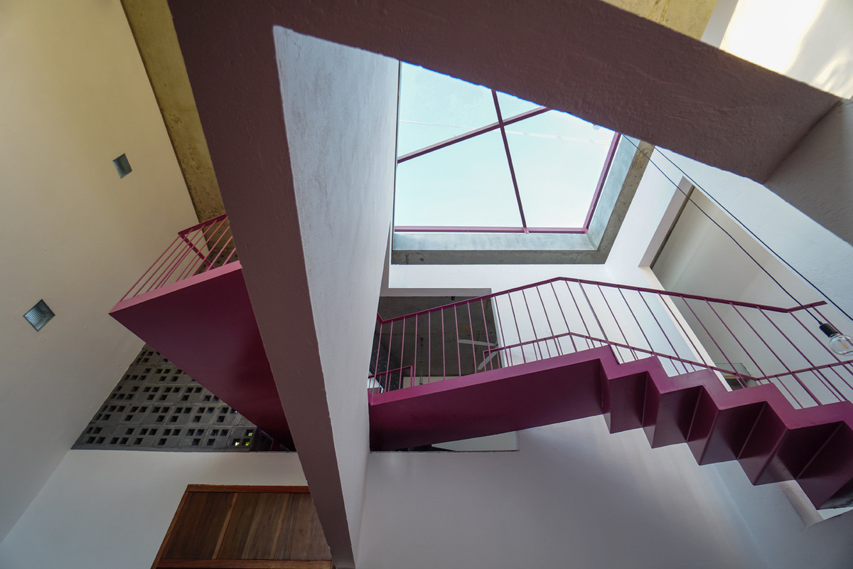 Ý tưởng của ngôi nhà là tạo ra một cấu trúc thu nhỏ lại khoảng sân ở giữa ngôi nhà ở tầng một và sau đó mở ra các hướng khác nhau khi đi lên các tầng khác nhau.