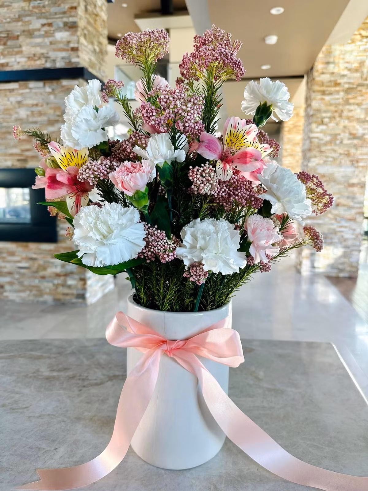 Ngày thường, vợ cũ Đan Trường trang trí khoảng 2-3 bình hoa tạo cảm giác mát mẻ trong nhà.