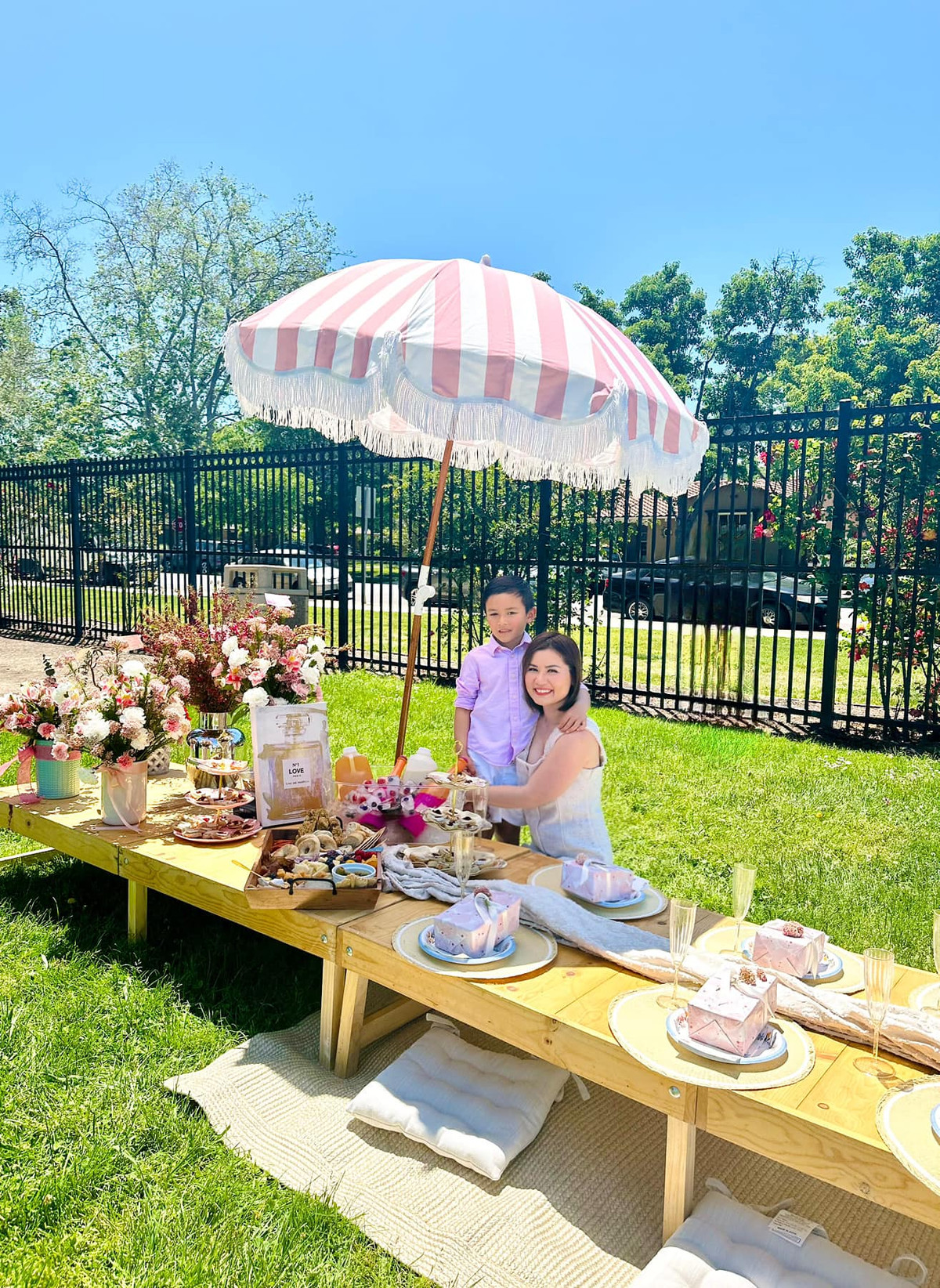 Vừa qua, doanh nhân Thủy Tiên - vợ cũ Đan Trường mở tiệc tại nhà riêng mừng Ngày của mẹ. Thủy Tiên dành hơn 5 tiếng cắm gần 10 bình hoa với màu sắc, phong cách khác nhau để trang trí bàn tiệc ngoài trời và trong nhà.