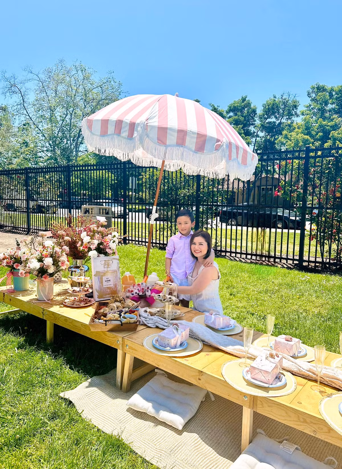 Vừa qua, doanh nhân Thủy Tiên - vợ cũ Đan Trường mở tiệc tại nhà riêng mừng Ngày của mẹ. Thủy Tiên dành hơn 5 tiếng cắm gần 10 bình hoa với màu sắc, phong cách khác nhau để trang trí bàn tiệc ngoài trời và trong nhà.