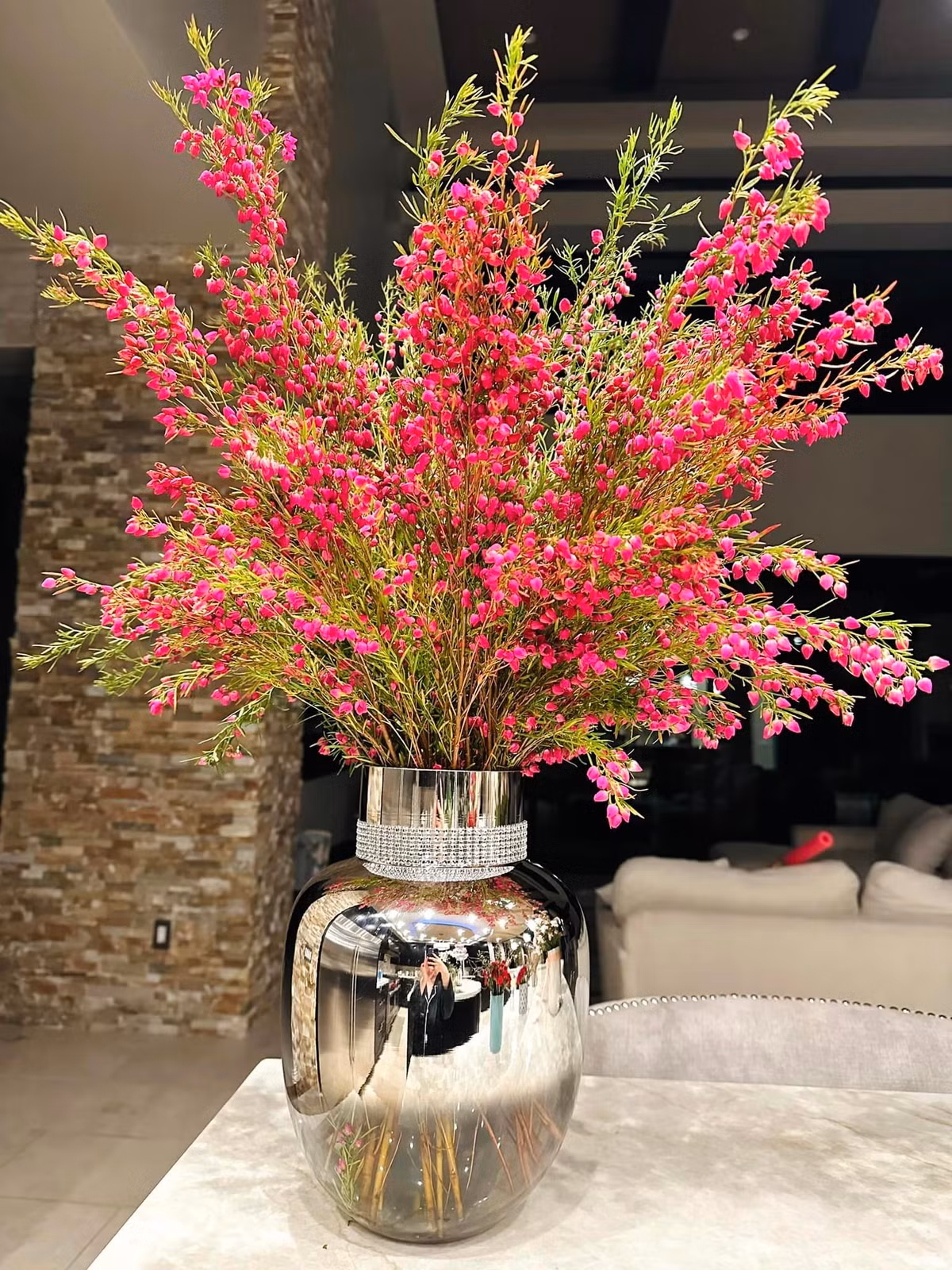 Bình hoa rực rỡ tô điểm cho không gian phòng khách.