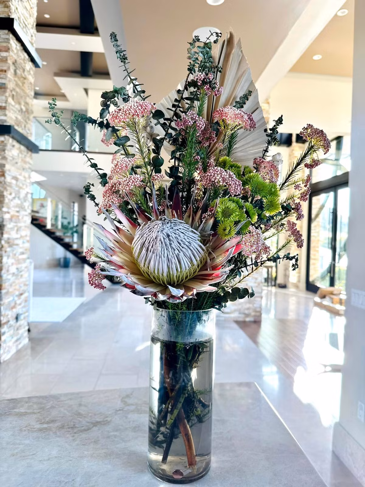 Cả hai mẹ con doanh nhân Thủy Tiên đều thích không gian sống tràn ngập màu sắc và hương thơm từ các loài hoa.