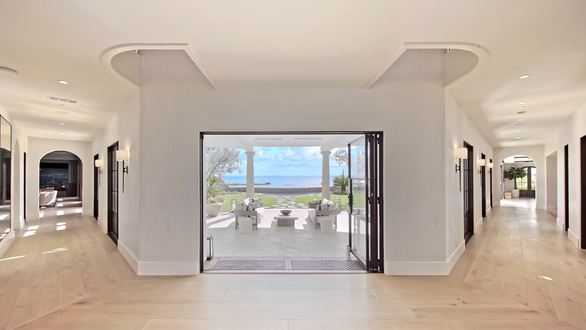 Bên trong căn nhà là thiết kế độc đáo, thông thẳng từ cửa chính phía trước tới khuôn viên chính phía sau, cùng với đó là hệ thống hành lang thông suốt không gian tầng 1, hứa hẹn những trải nghiệm tuyệt vời.