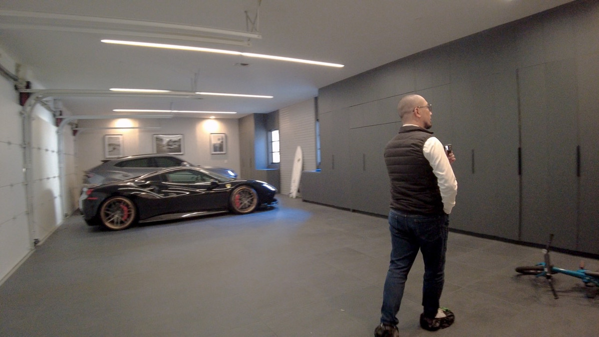 Một chi tiết thú vị khác trong nhà là riêng gara ô tô đã có sức chứa tới 6 chiếc. Nguồn ảnh: NhaTo