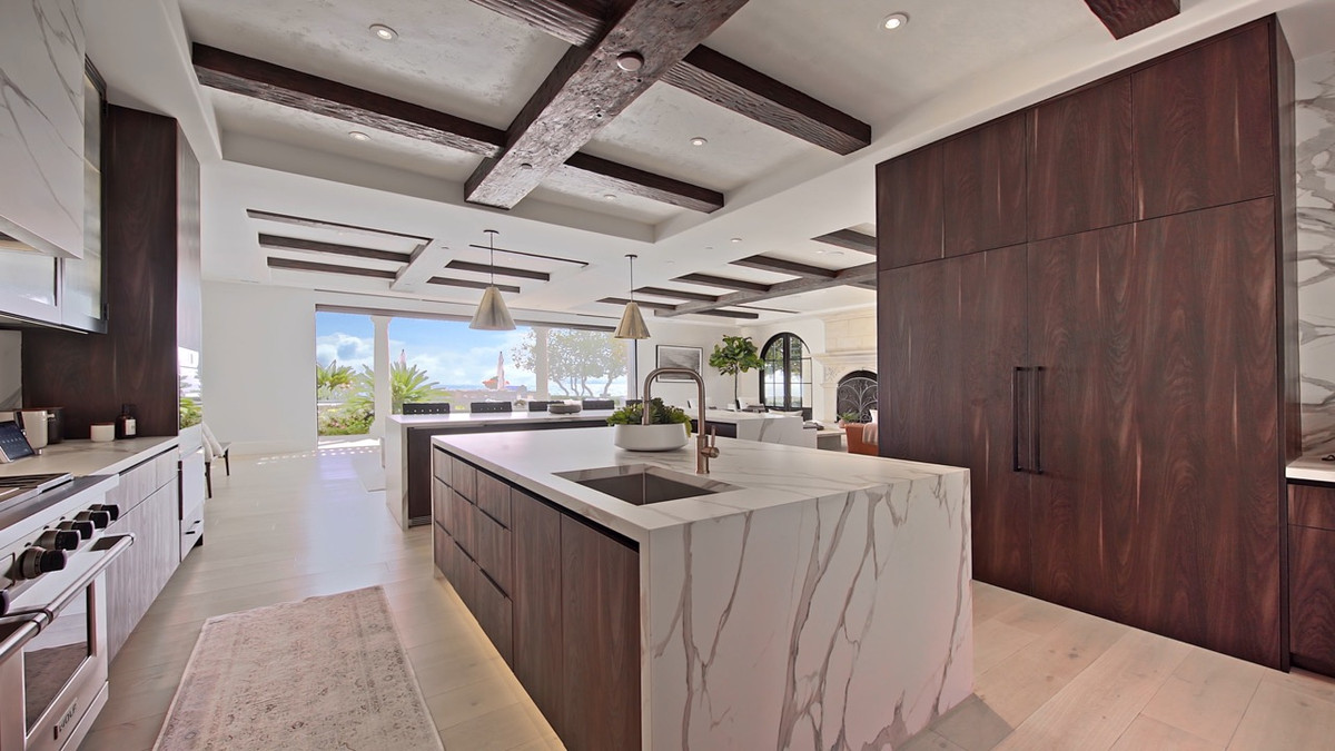 Nhà bếp thiết kế theo phong cách đơn giản, với nội thất hiện đại.