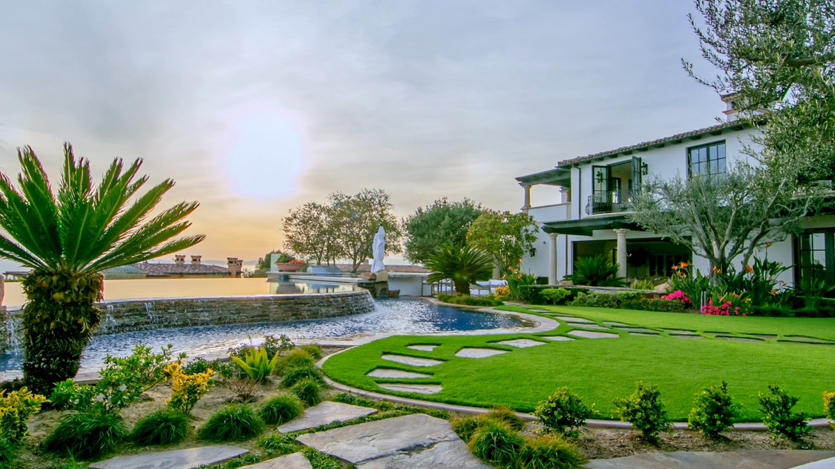 Căn biệt thự có tới 5 bể bơi. Trong đó, 2 bể bơi vô cực, 1 dành cho người lớn, 1 dành cho trẻ em.