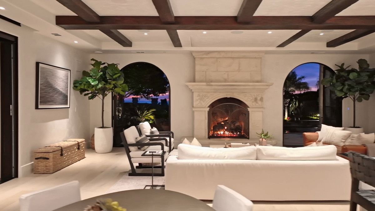 Không gian sinh hoạt chung bố trí tại tầng 1. Phòng khách nổi bật với sofa hạng sang mang phong cách đơn giản.