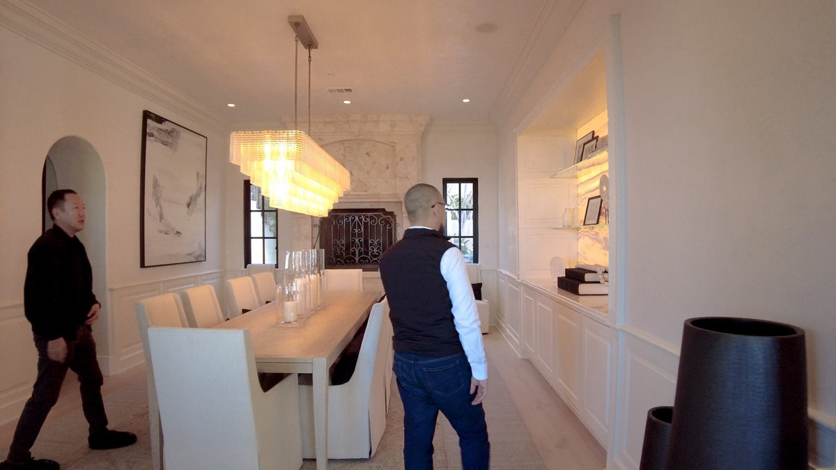 Phòng ăn chính của căn biệt thự nổi bật với thiết kế đá xuyên sáng vàng, làm tăng cảm giác ấm cúng.