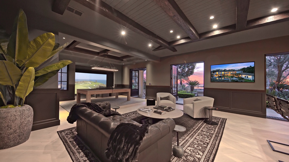 Trong nhà còn có nhiều khu vực giải trí khác như phòng tập gym, phòng xông hơi...