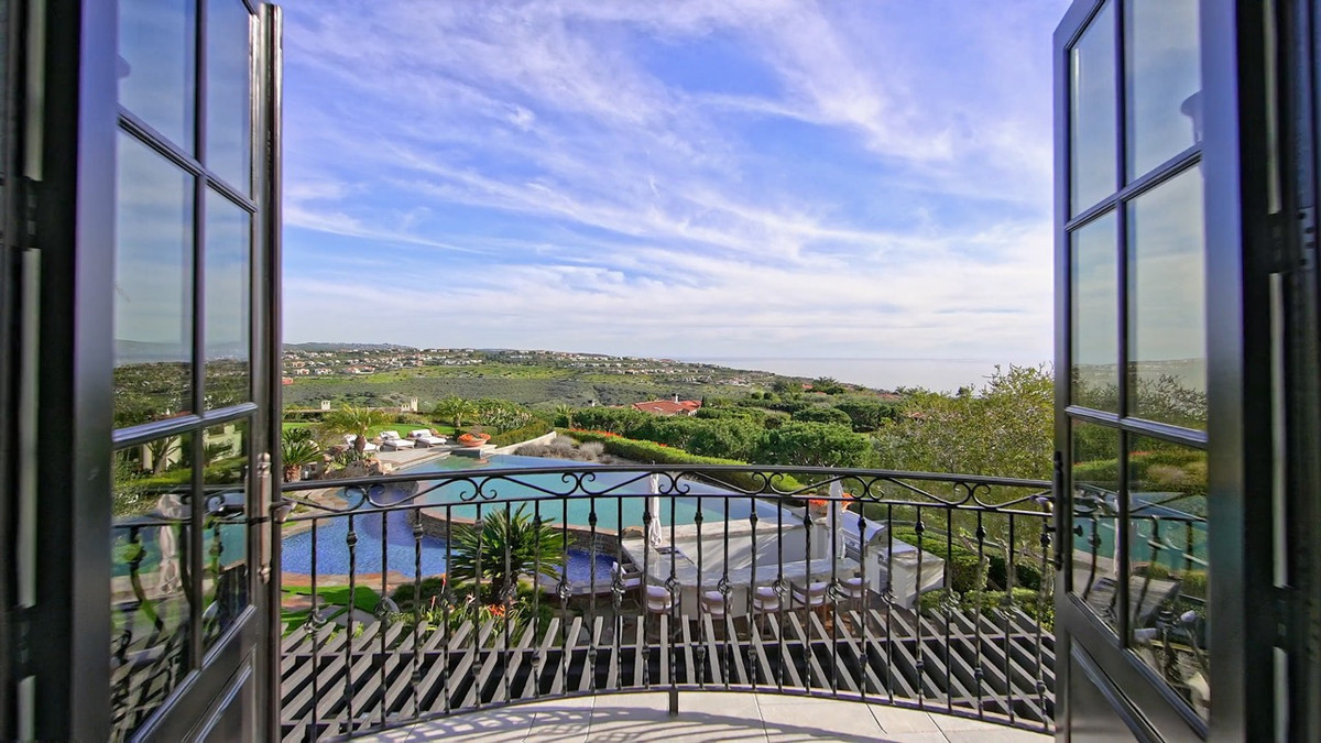 Đặc biệt, chỉ cần đứng tại một vị trí, gia chủ có thể vừa ngắm cả bình minh và cả hoàng hôn trong một ngày.