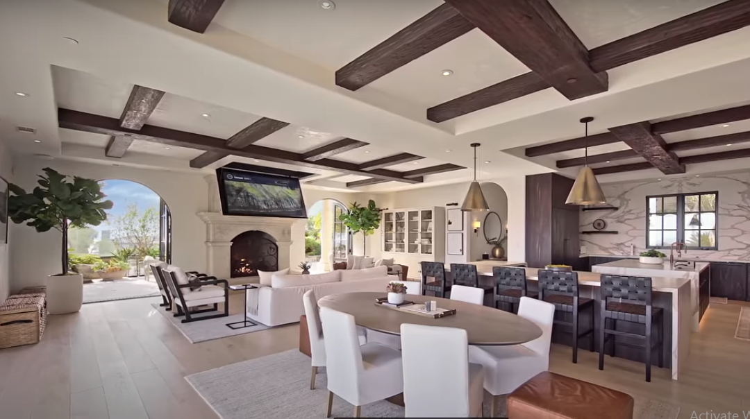 Với tổng diện tích lên tới 1.000m2, siêu biệt thự có đầy đủ không gian phục vụ mọi nhu cầu của một cuộc sống thượng lưu đúng nghĩa.