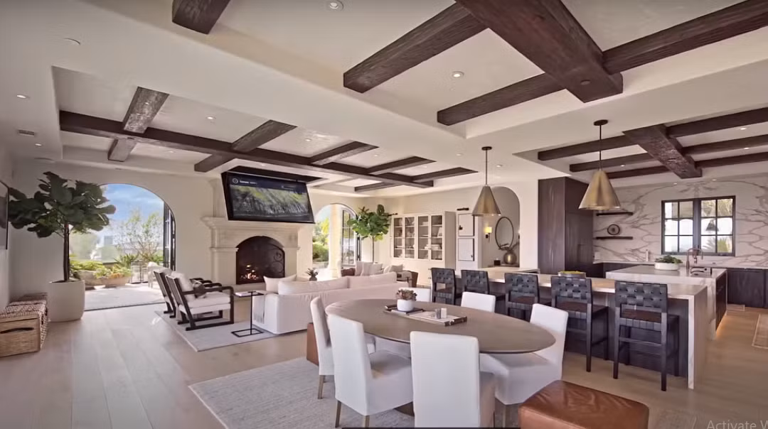 Với tổng diện tích lên tới 1.000m2, siêu biệt thự có đầy đủ không gian phục vụ mọi nhu cầu của một cuộc sống thượng lưu đúng nghĩa.