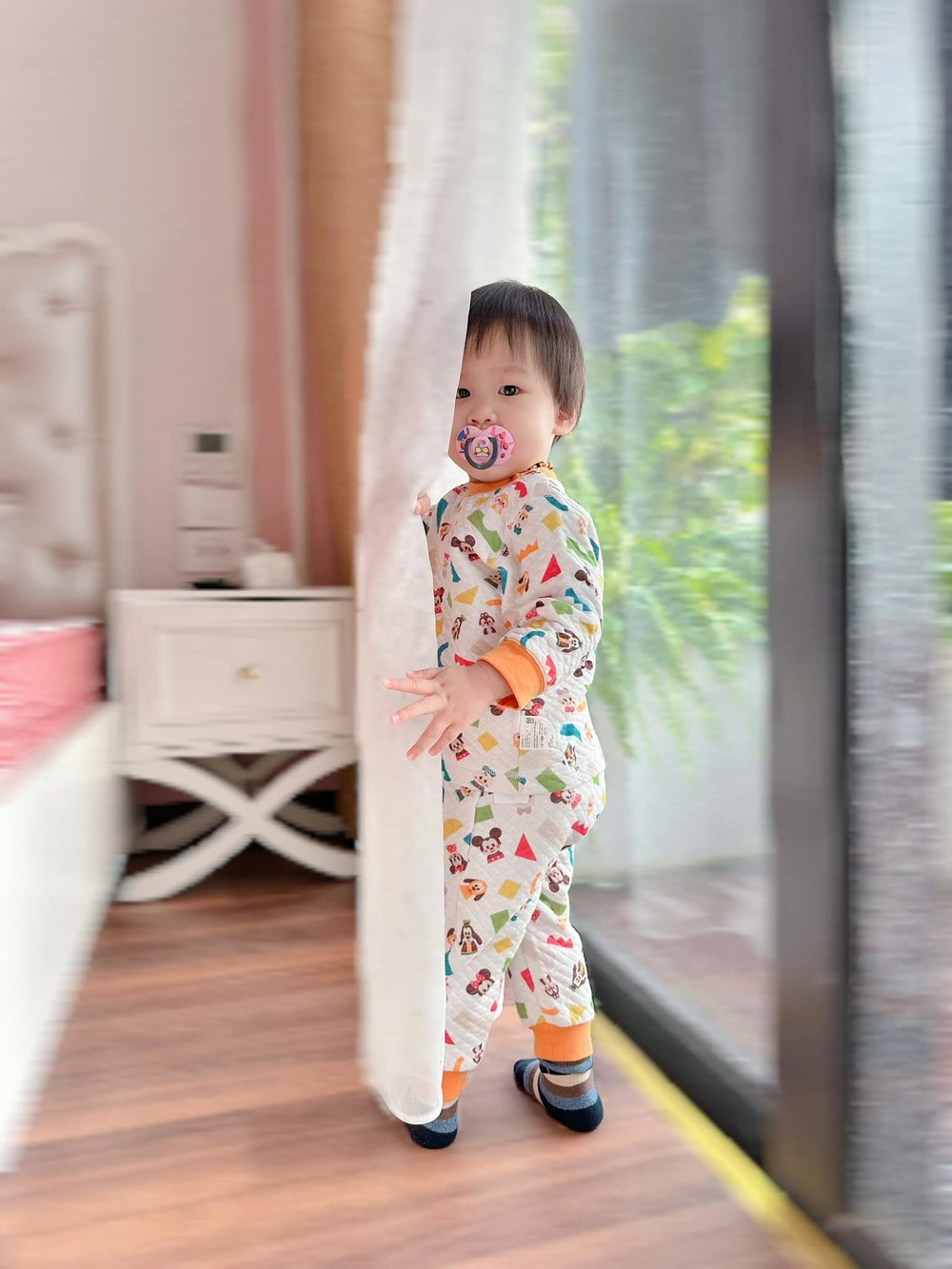 Gam màu trắng mang đến cảm giác rộng rãi và thoáng đãng.