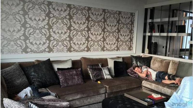 Ghế sofa trong nhà nam cầu thủ chủ yếu là màu xám đen và nâu sẫm.