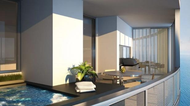 Ban công căn hộ là nơi thư giãn, có bể bơi và bể sục riêng.