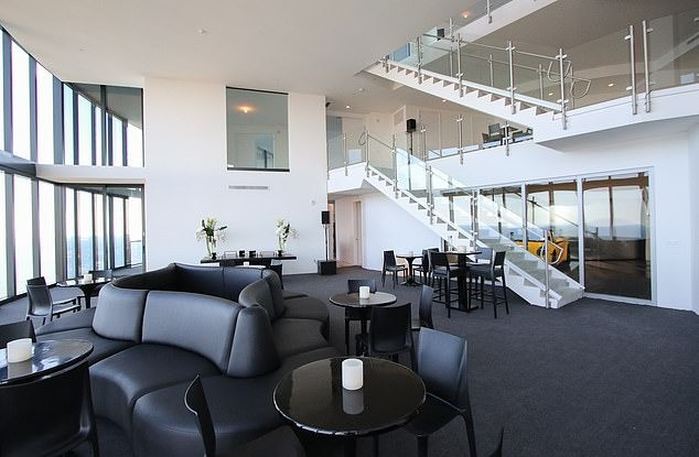 Trong nhà gồm 4 phòng ngủ, 4 phòng vệ sinh, 1 phòng bếp, 1 phòng làm việc và đầy đủ các tiện nghi khác.