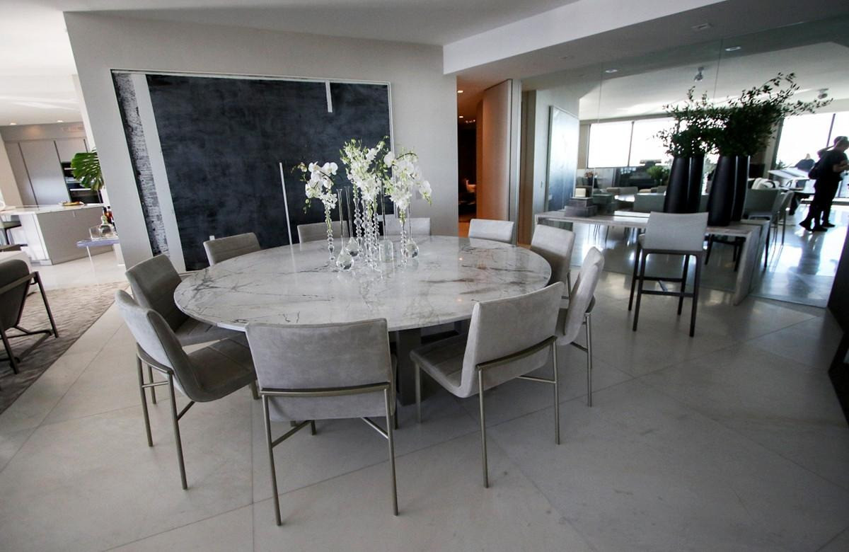 Căn hộ rộng tới gần 1.000m2, gần như bao trọn một tầng của tòa nhà.