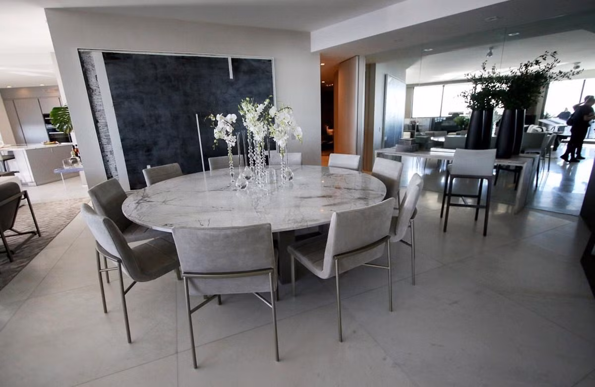 Căn hộ rộng tới gần 1.000m2, gần như bao trọn một tầng của tòa nhà.