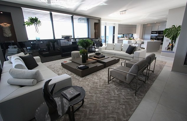 Ngoài thang máy dành cho ô tô, toà nhà còn có nhà hàng riêng, sảnh khách ngoài trời hướng ra biển. Nguồn ảnh: Daily Mail