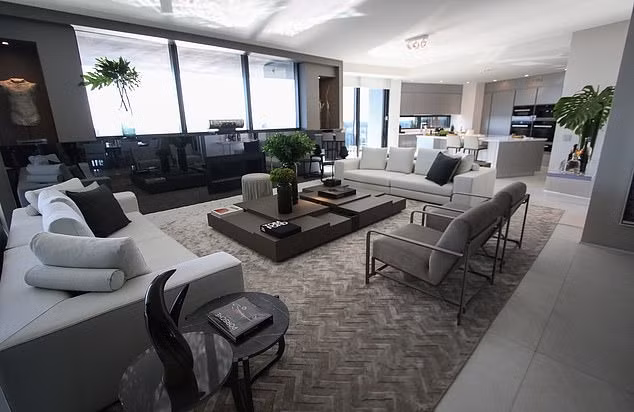 Ngoài thang máy dành cho ô tô, toà nhà còn có nhà hàng riêng, sảnh khách ngoài trời hướng ra biển. Nguồn ảnh: Daily Mail