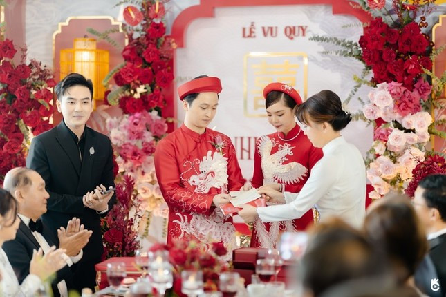 Đáng chú ý, đám cưới của cặp đôi tại An Giang gây chú ý trên mạng xã hội khi ba mẹ trao của hồi môn lên tới 100 tỷ đồng. Ảnh: Tiền phong