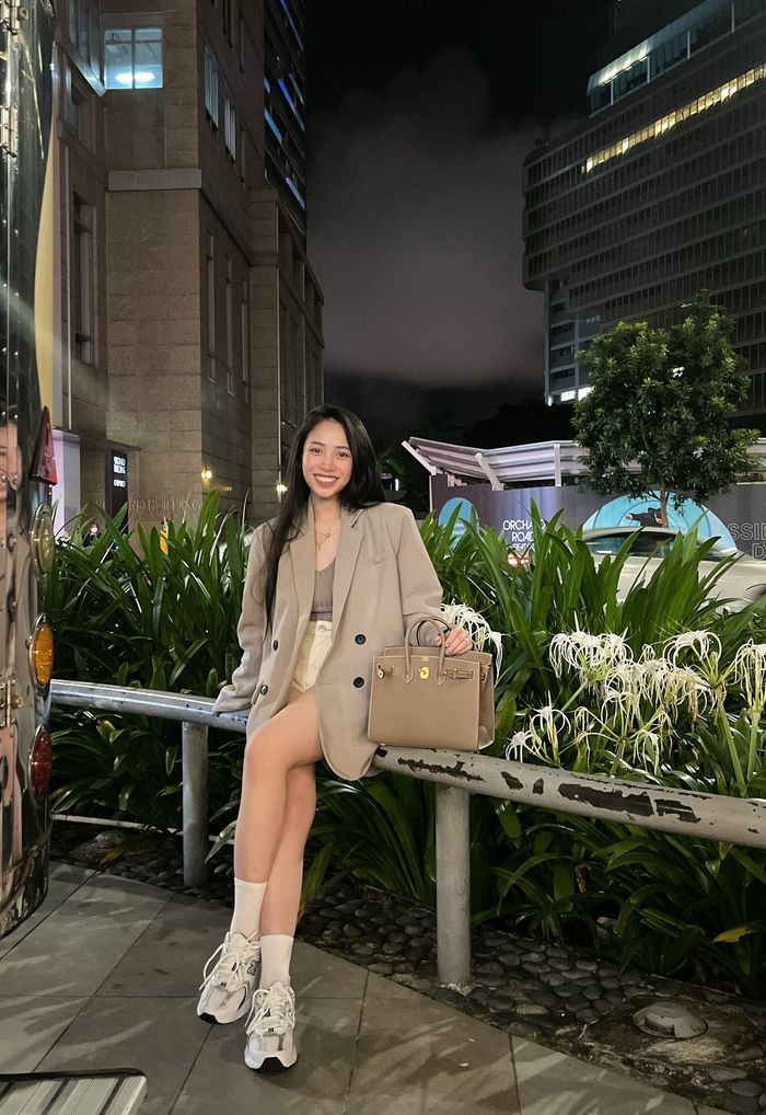 Bên cạnh đó, ái nữ đại gia Minh Nhựa là một tín đồ chơi đồ hiệu không thua kém người đẹp nào của Vbiz. Chẳng hạn như chiếc túi HM trên tay cô có giá không dưới 400 triệu đồng. Ảnh: FBNV