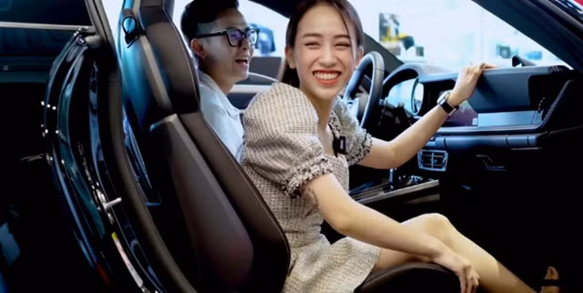 Ngoài ra, Joyce Phạm khoe được tặng thêm 1 chiếc xe nhỏ cùng kiểu dáng để cho cậu con trai tên Tít. Ảnh: Autopro