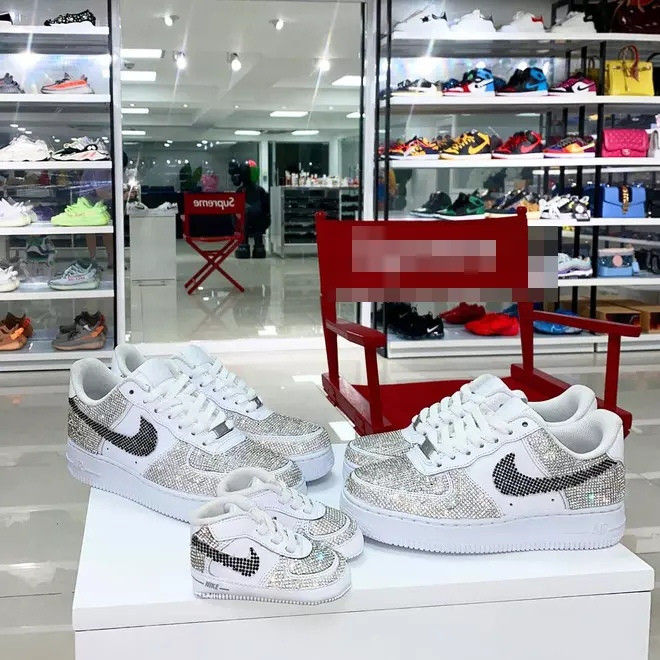 Căn phòng để đồ hiệu của vợ chồng Joyce Phạm. Ảnh: FBNV