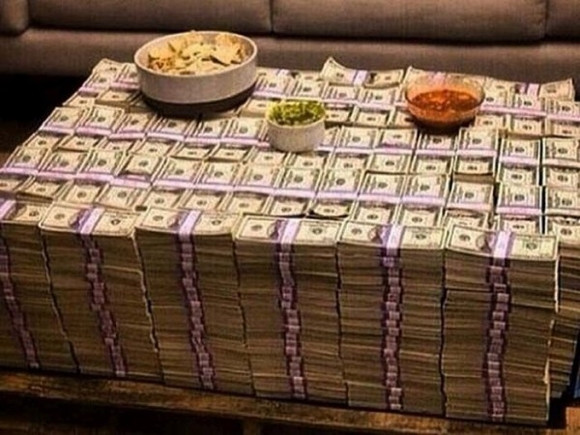 Có người còn xếp những xấp tiền chồng lên nhau tạo thành chiếc bàn ăn.