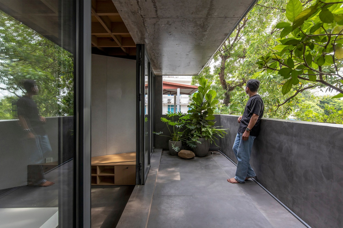 Các chức năng cần thiết cho một căn hộ được nén vào thể tích cơ bản 5x5x6(m) bằng bê tông – gỗ tự nhiên – thép. Tuy nhiên, mỗi căn hộ mang đến một cảm nhận về không gian sống và view khác nhau.