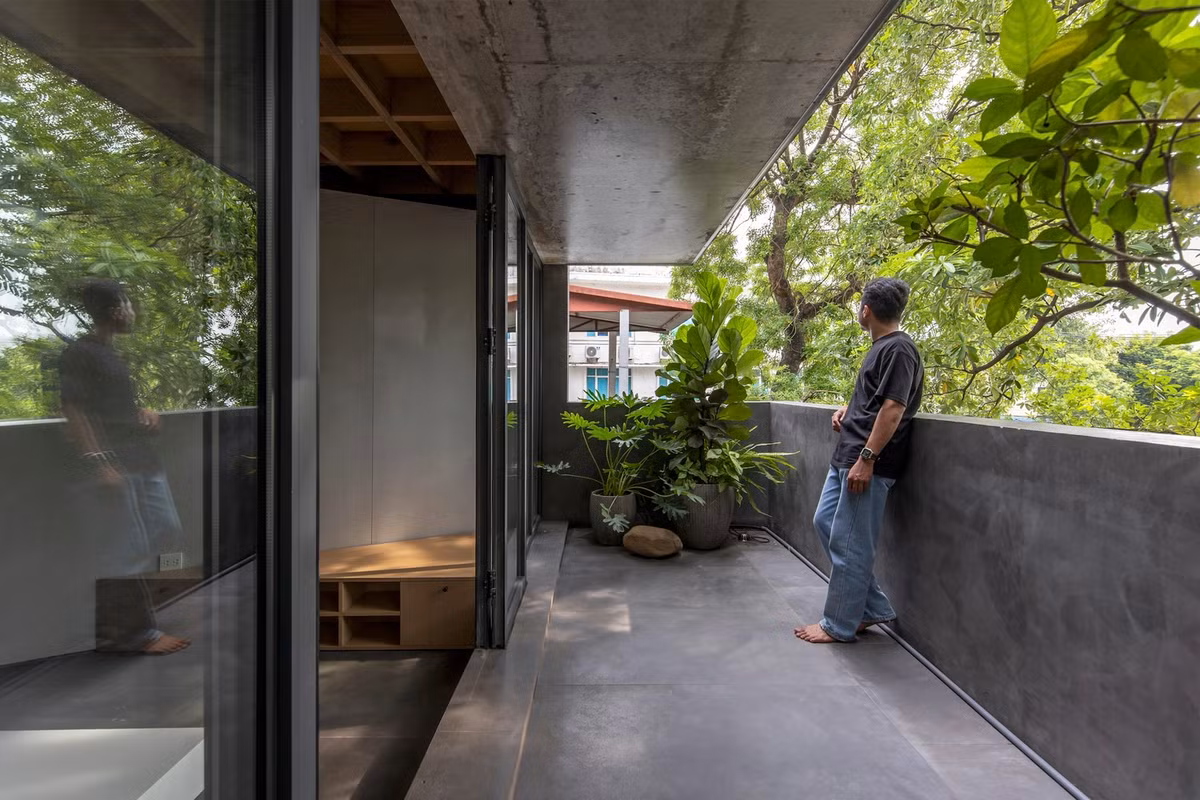 Các chức năng cần thiết cho một căn hộ được nén vào thể tích cơ bản 5x5x6(m) bằng bê tông – gỗ tự nhiên – thép. Tuy nhiên, mỗi căn hộ mang đến một cảm nhận về không gian sống và view khác nhau.