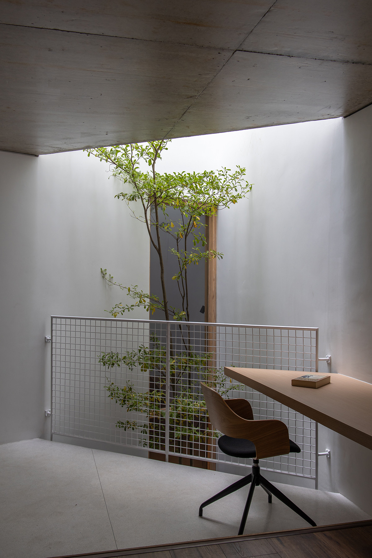 Góc làm việc thiết kế ngay cạnh giếng trời tạo không gian thư thái.