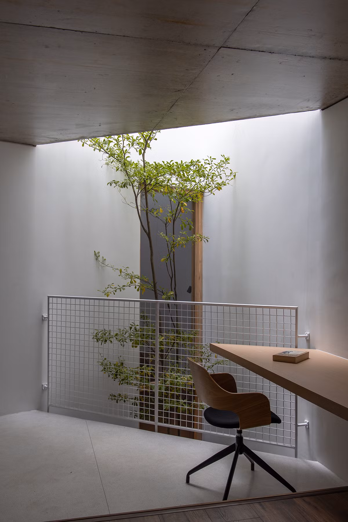 Góc làm việc thiết kế ngay cạnh giếng trời tạo không gian thư thái.