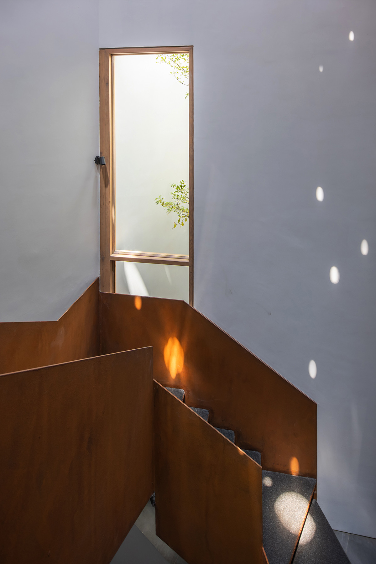 Qua đó, ánh nắng mặt trời tạo nên những bông hoa nắng ngập tràn.