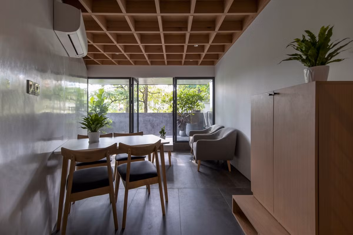 Nội thất gỗ đơn giản mà ấm cúng.