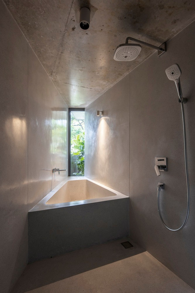 Phòng tắm cũng ngập tràn ánh nắng. Nguồn ảnh: Hoàng Lê