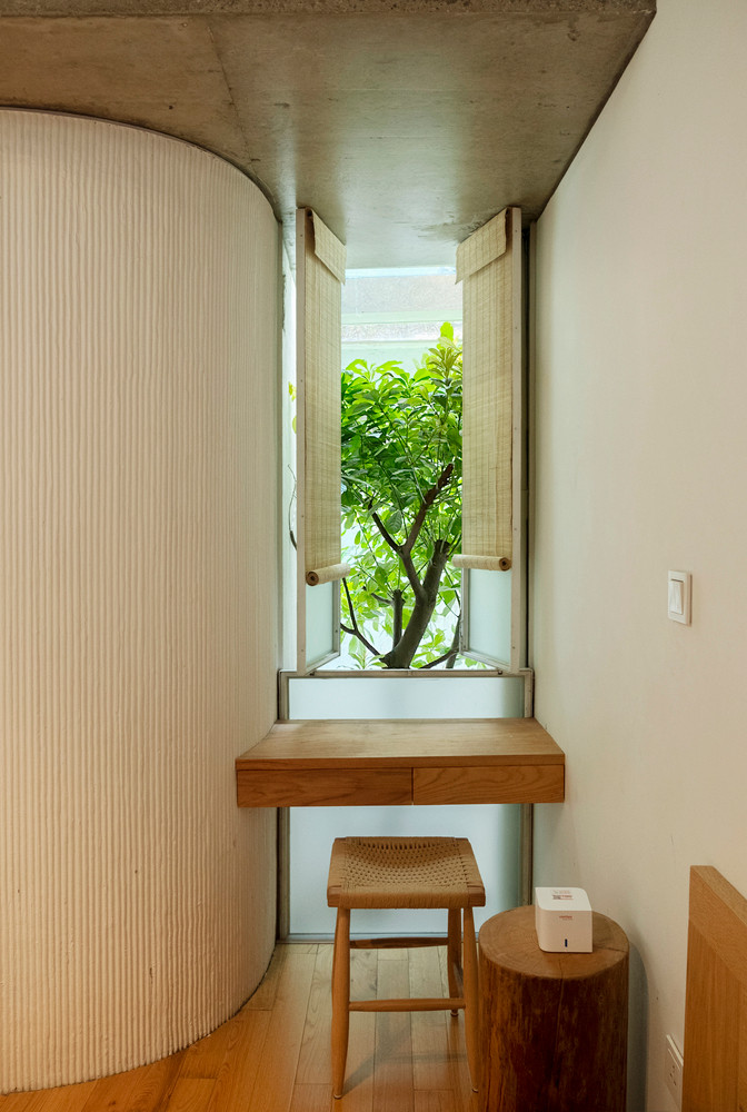 Giải pháp sắp xếp theo chiều dọc của ngôi nhà cho phép tiếp cận không khí trong lành và thông gió tự nhiên.