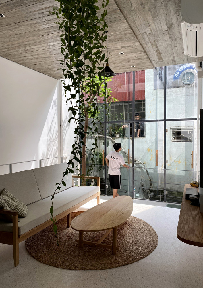 Căn nhà chỉ có một mặt tiền hẹp lại rất gần với ngôi nhà đối diện. Do đó, mặt tiền hướng Bắc được thiết kế hoàn toàn bằng kính để tối đa hóa việc lấy ánh sáng tự nhiên vào nhà.