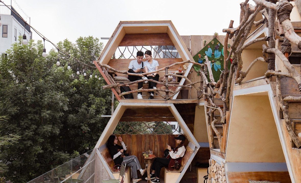 Tổng quan của quán cà phê chủ yếu làm bằng gỗ, mang đến cảm giác như vào sâu trong một cánh rừng có tầm nhìn ra hồ Tây. Ảnh: Ngoisao