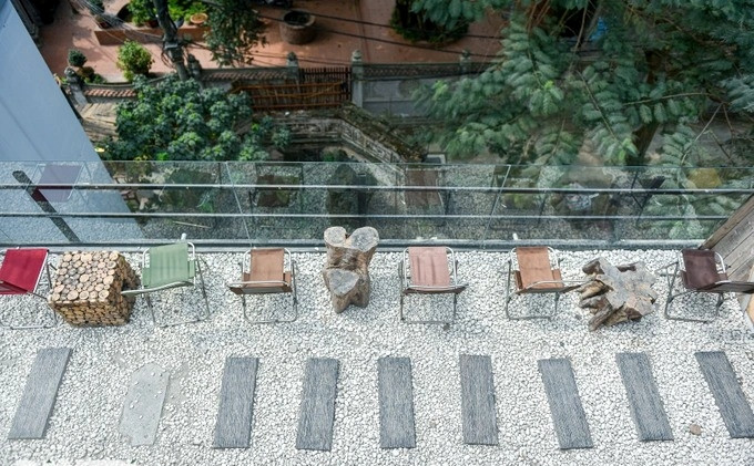 Ngoài thiết kế giống tổ ong, quán còn có nhiều không gian đẹp mắt như các bãi sỏi. Ảnh: Dân trí