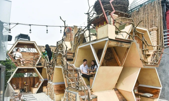 Quán ngăn từng ô nhỏ với màu vàng và nâu chủ đạo, tạo nên không gian vô cùng bắt mắt. Ảnh: Dân trí