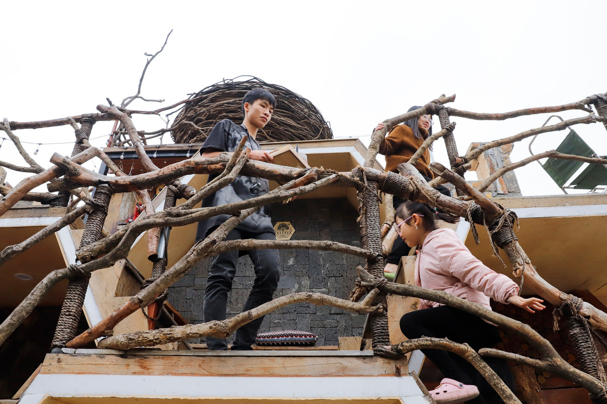 Hầu hết lối đi, lan can đều bằng gỗ. Ảnh: Dân Việt