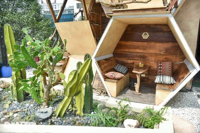 Thiết kế của quán cà phê có phần cổ điển, không gian thoáng đãng và mát mẻ. Ảnh: Dân trí