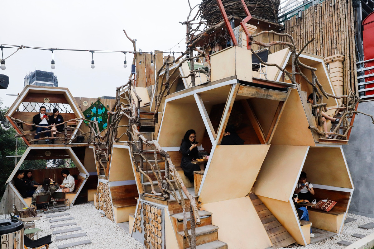 Tựa như tổ ong, mỗi chỗ ngồi làm bằng khung gỗ với những ghế nhỏ phù hợp cho 2 đến 4 người ngồi. Ảnh: Dân Việt