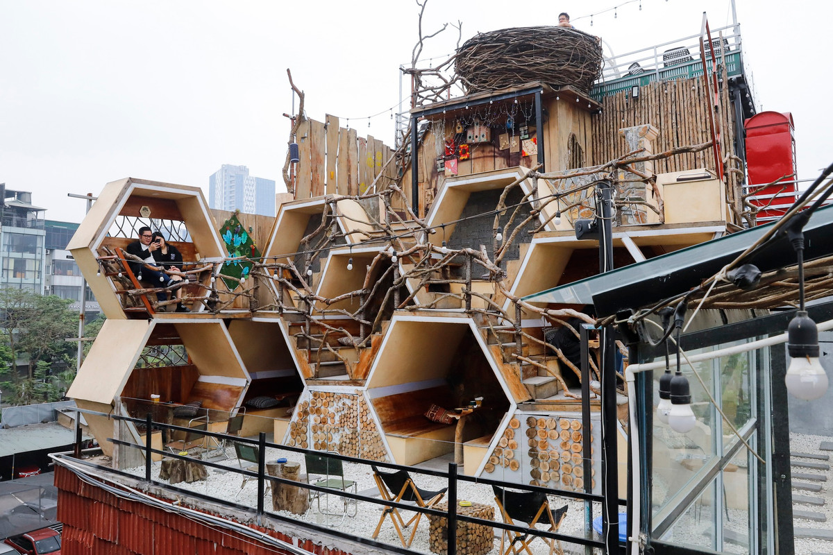 Thời gian gần đây, giới trẻ Hà Nội truyền tai nhau một quán cà phê nằm mặt hồ Tây (Tây Hồ, Hà Nội) mang thiết kế độc đáo như tổ ong. Ảnh: Dân Việt