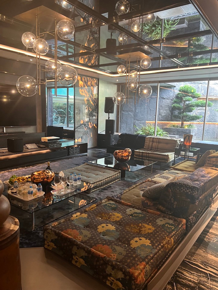 Liên Phạm cho biết được người em trai Đức Huy mời đến tư gia. Vợ cũ Mr Đàm không khỏi trầm trồ trước một không gian đẹp từng cm.