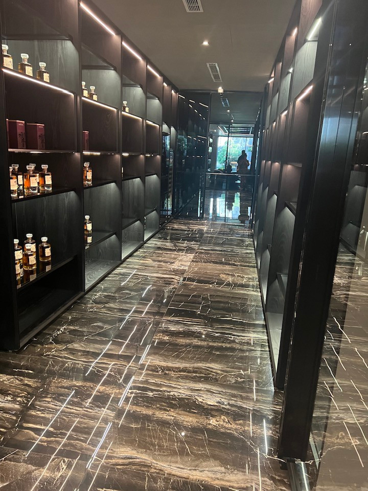 Có thể thấy, biệt thự của chồng cũ Lệ Quyên sở hữu không gian nội thất sang trọng.